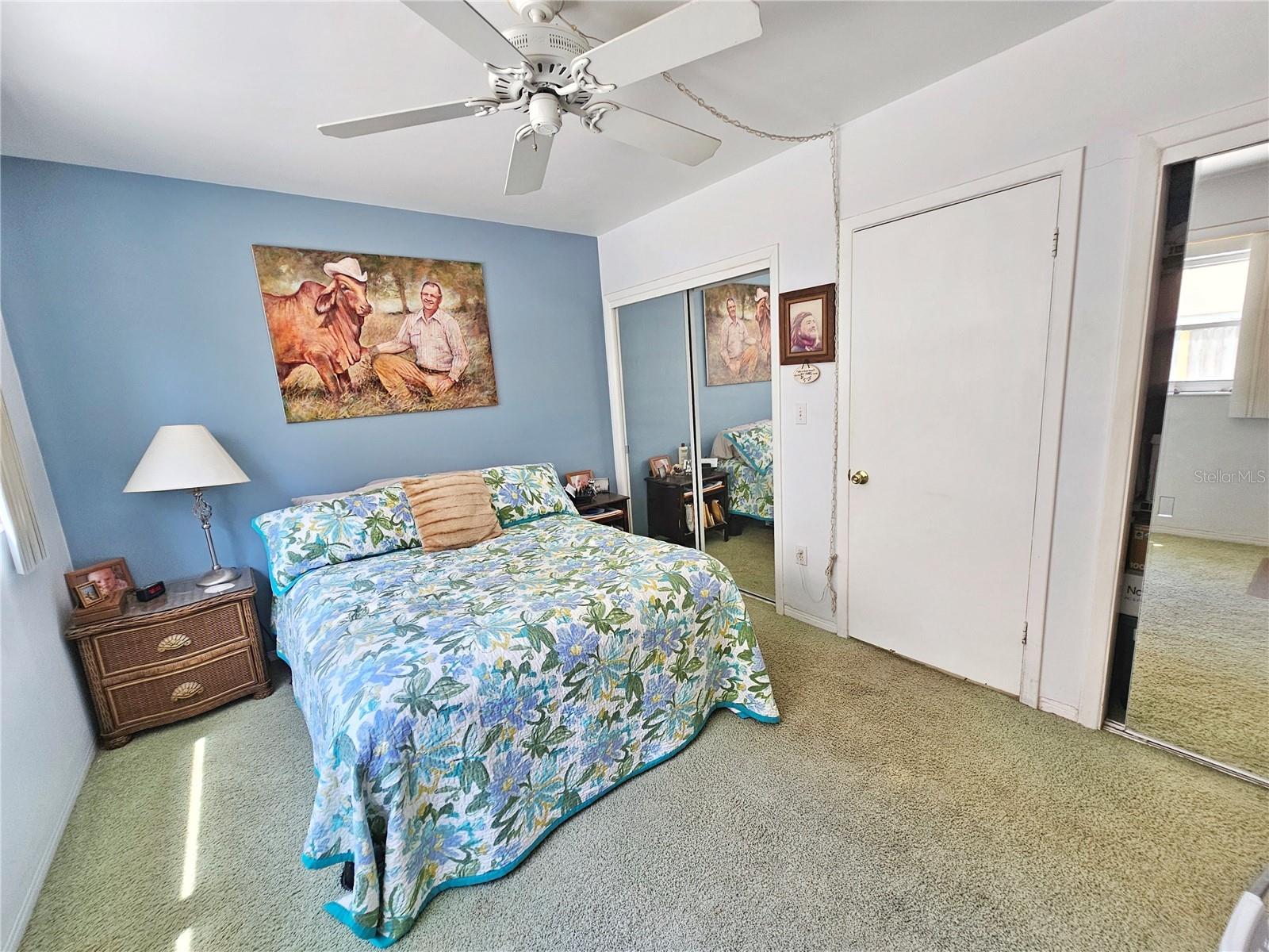 2 CLOSETS