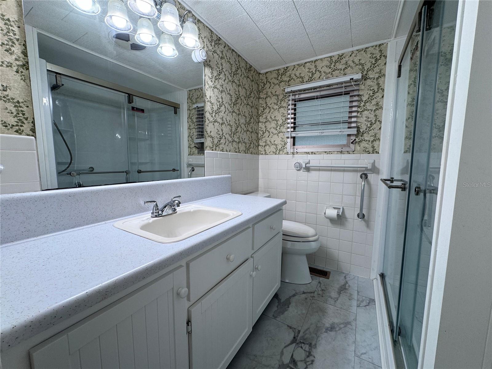 Full bath located in the hallway.