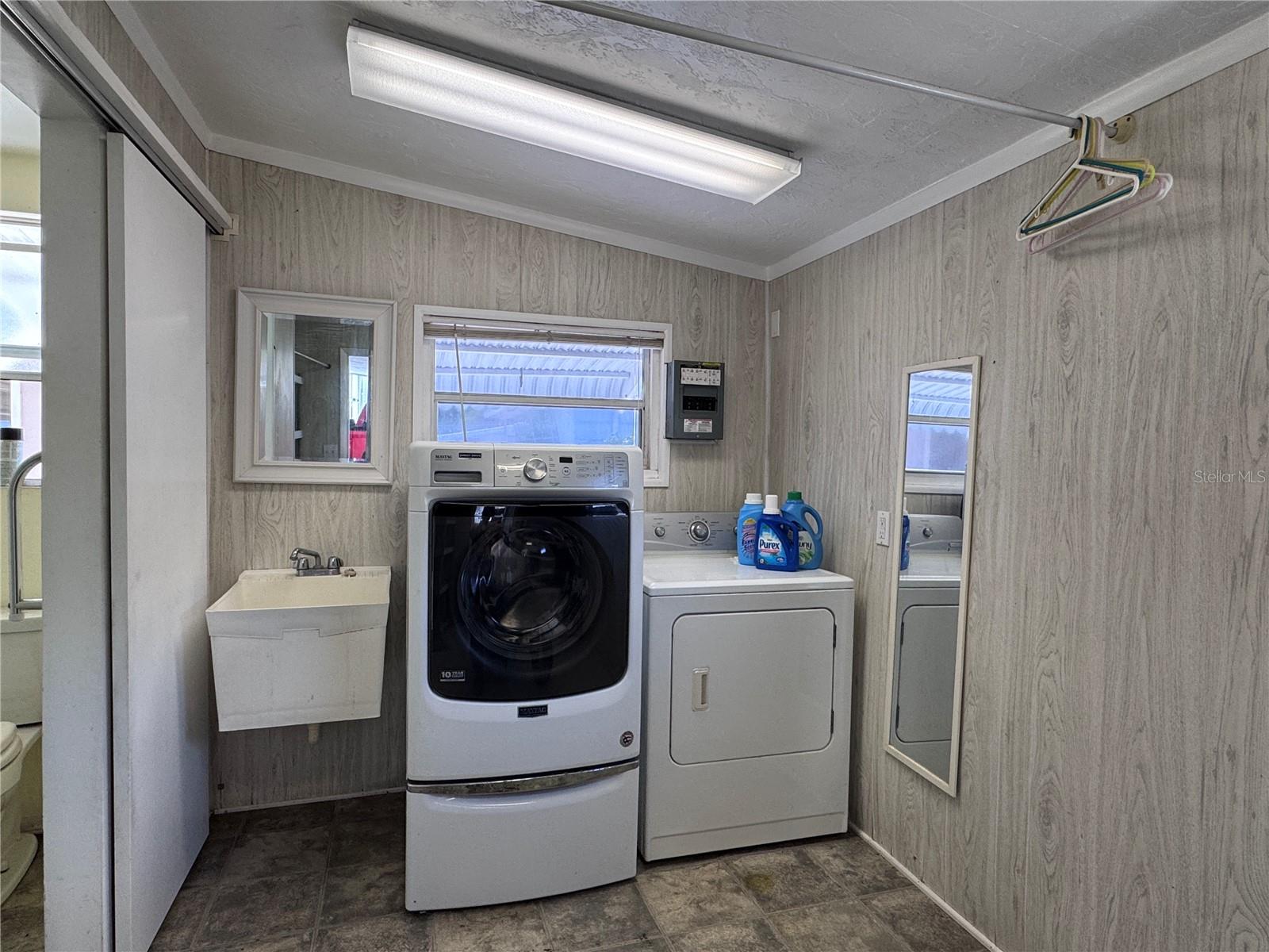 Full size laundry room
