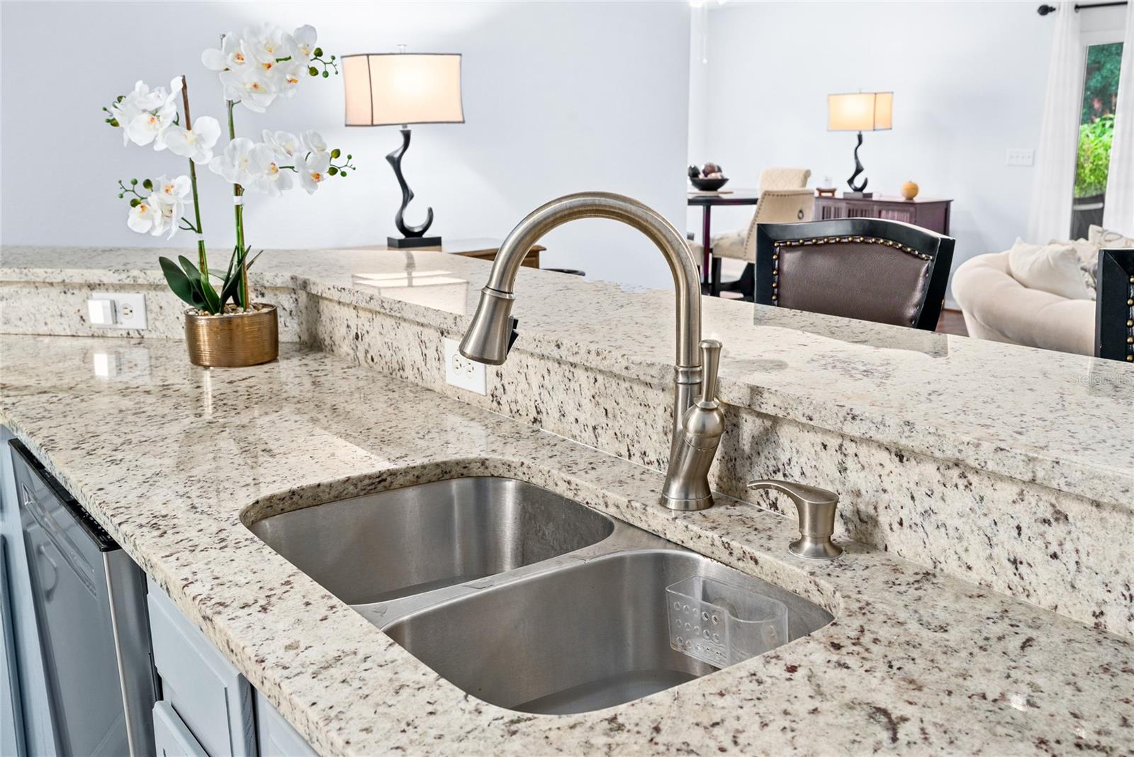 Kitchen with breakfast bar