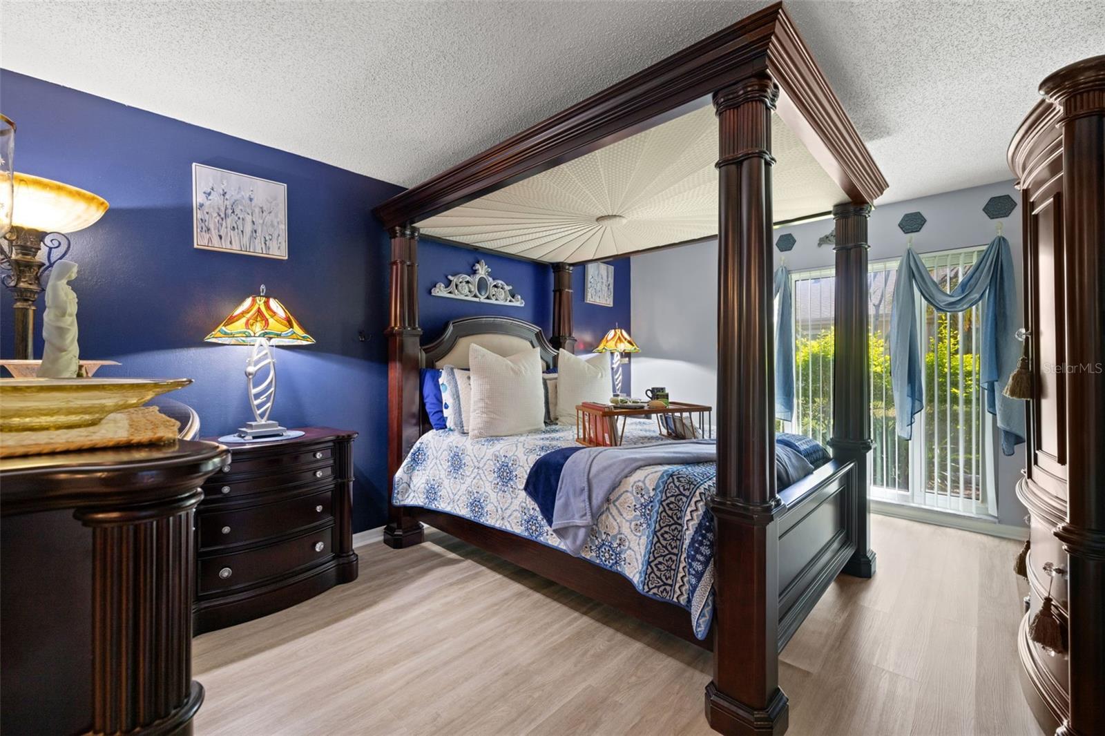 Large primary bedroom - stunning!