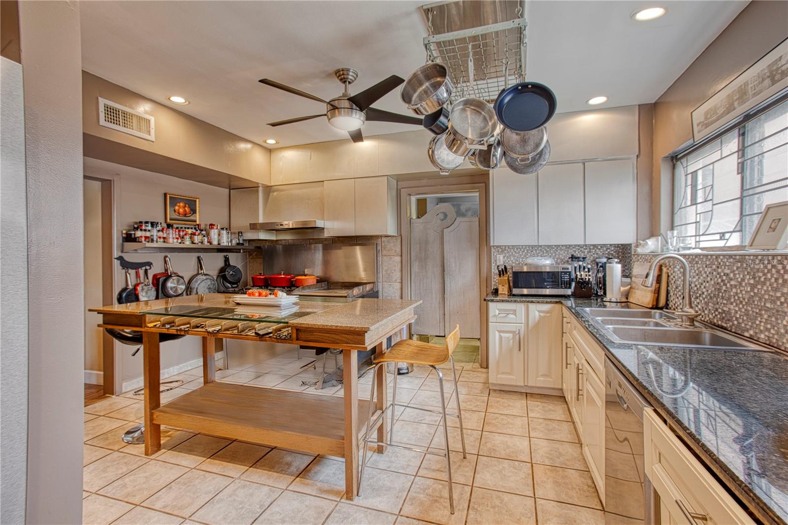 Professional kitched equipped with commercial grade appliances and suited to large gaterings