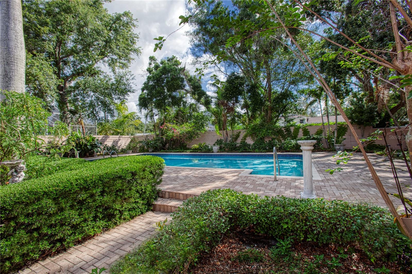 Pathway to the California style pool