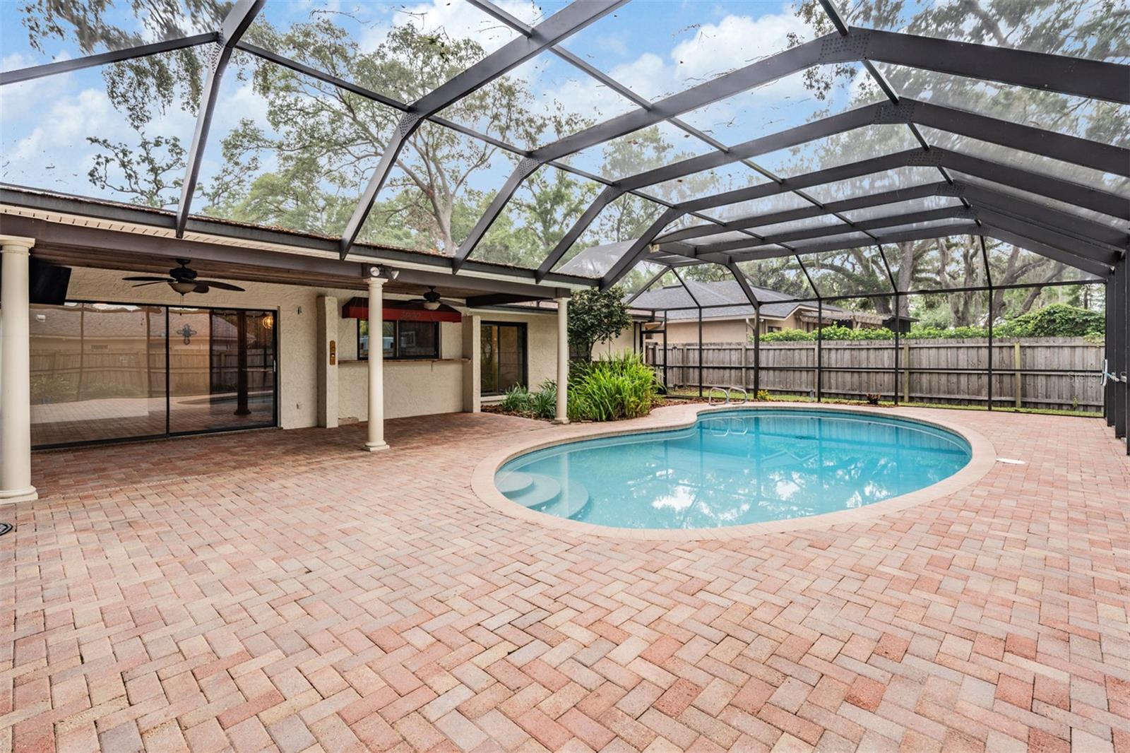 Large screened lansi with pavers