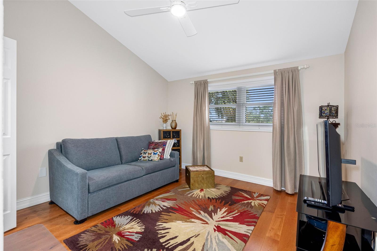 Second bedroom.