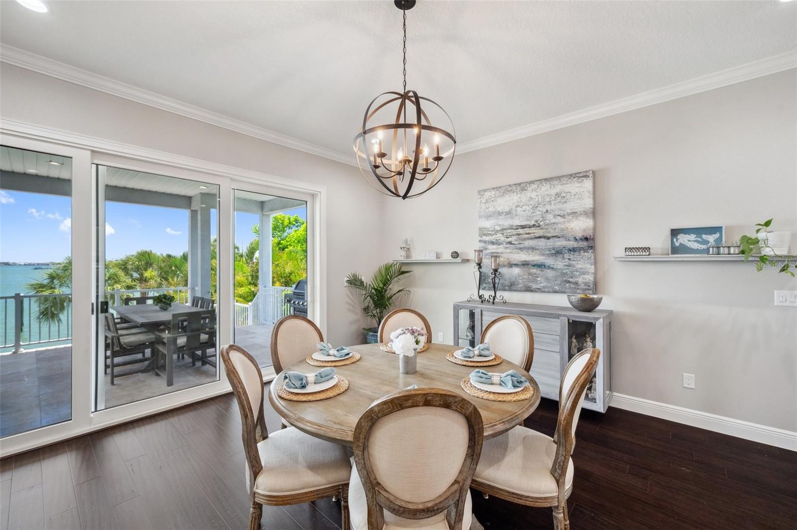 Dining area with that fabulous intracoastal waterway view.