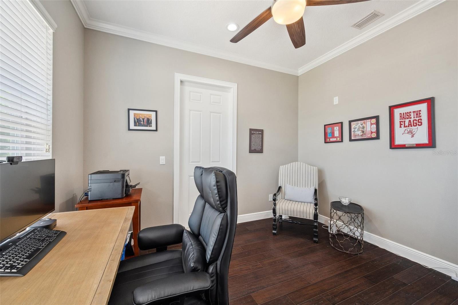 Another view of the bedroom/office on 2nd floor.