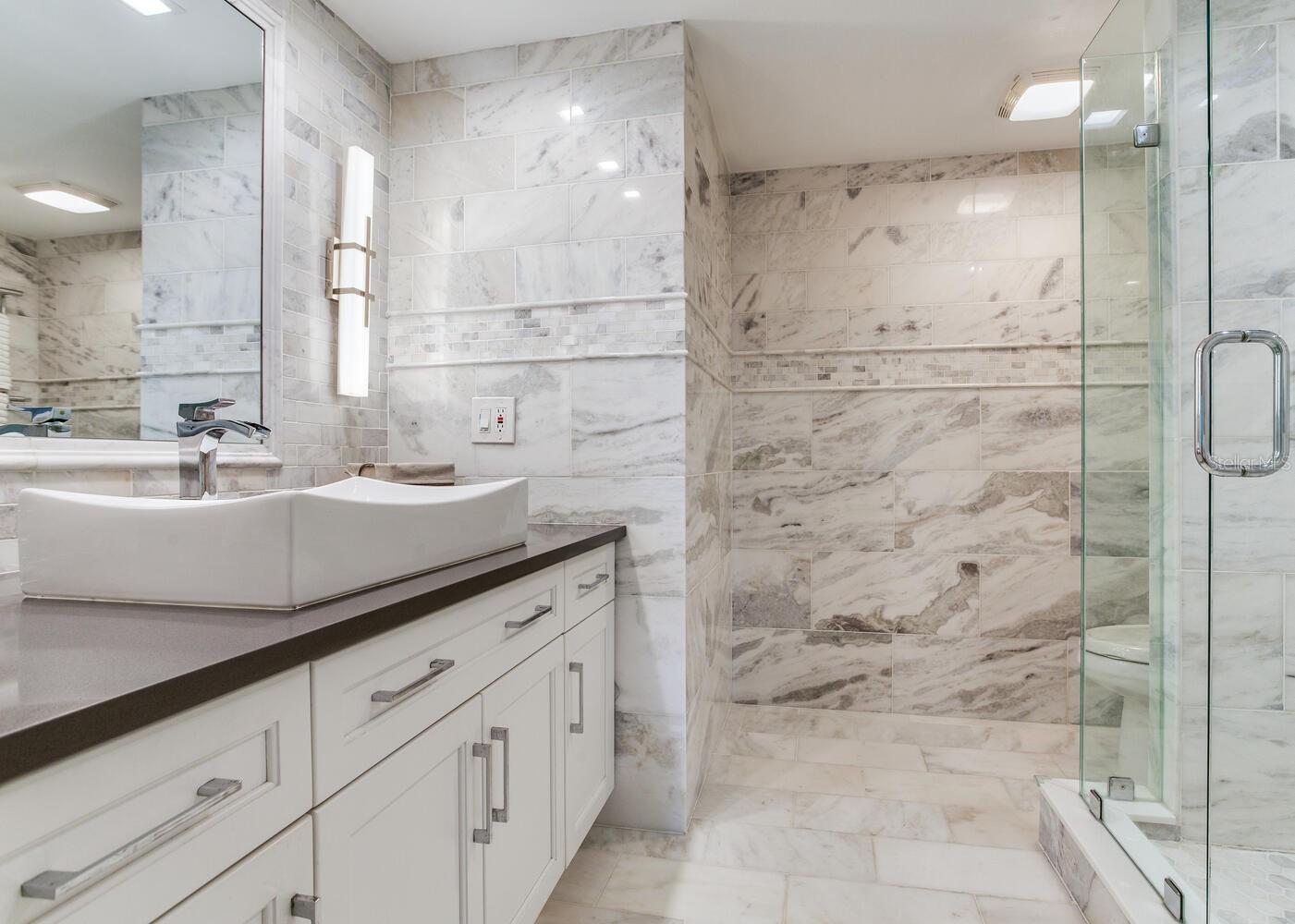 Showstopper Marbled 2ndFull Bath