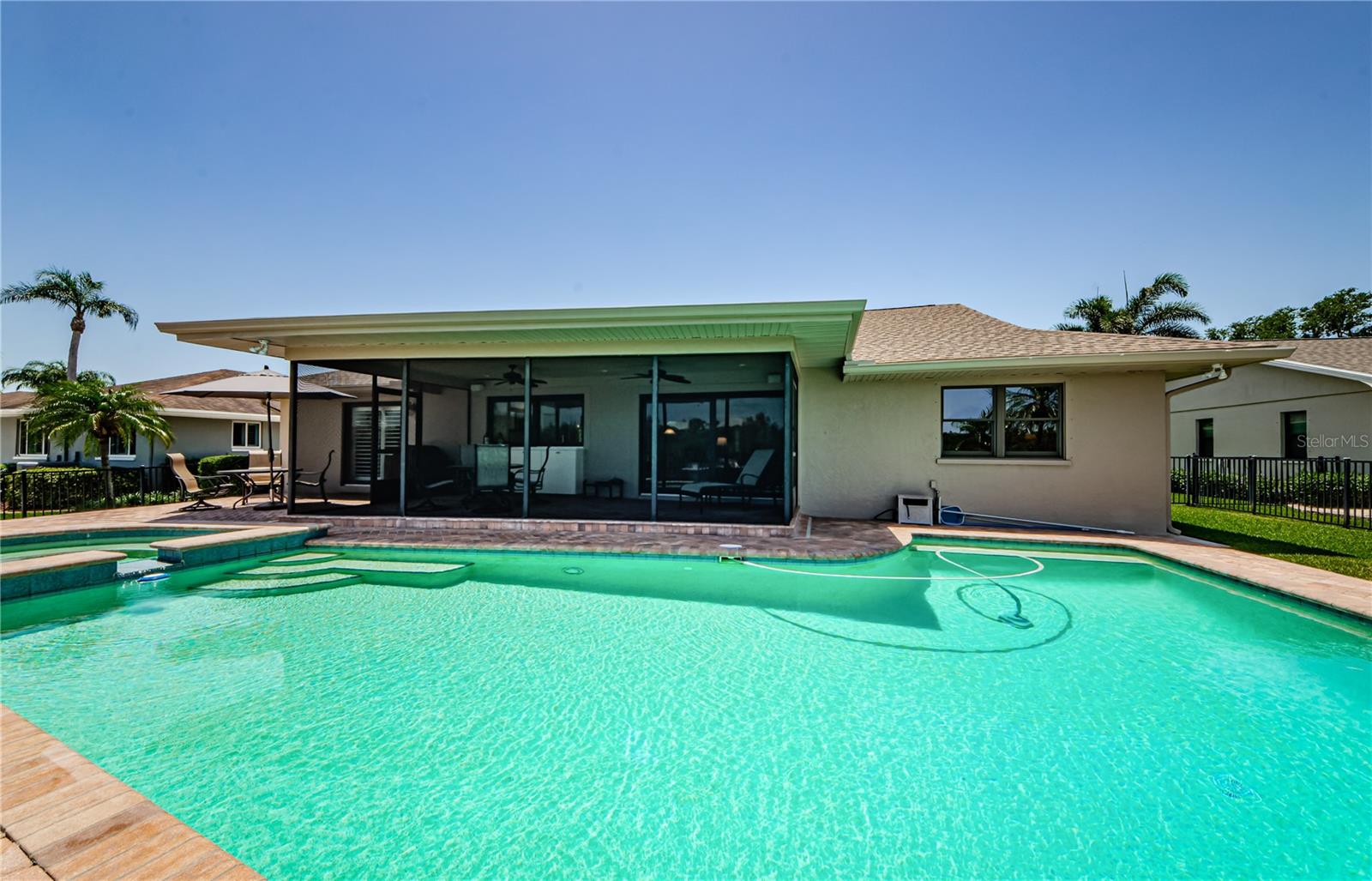 Sparkling pool and room to entertain and watch the dolphins!