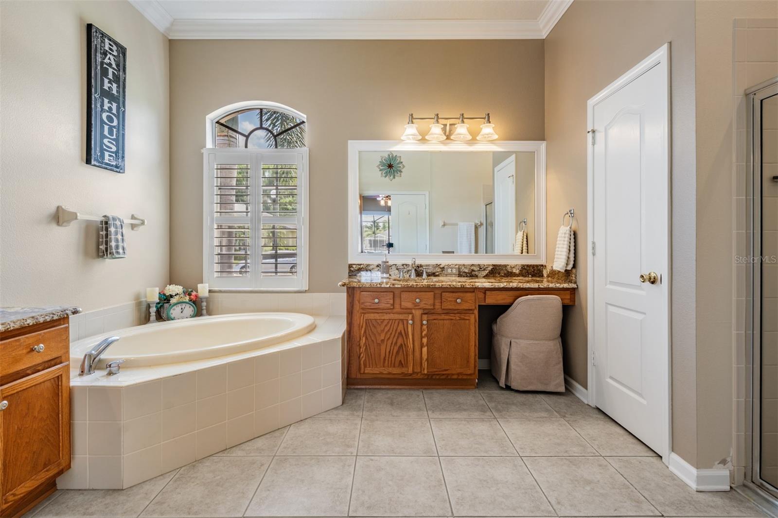 Large en-suite bath