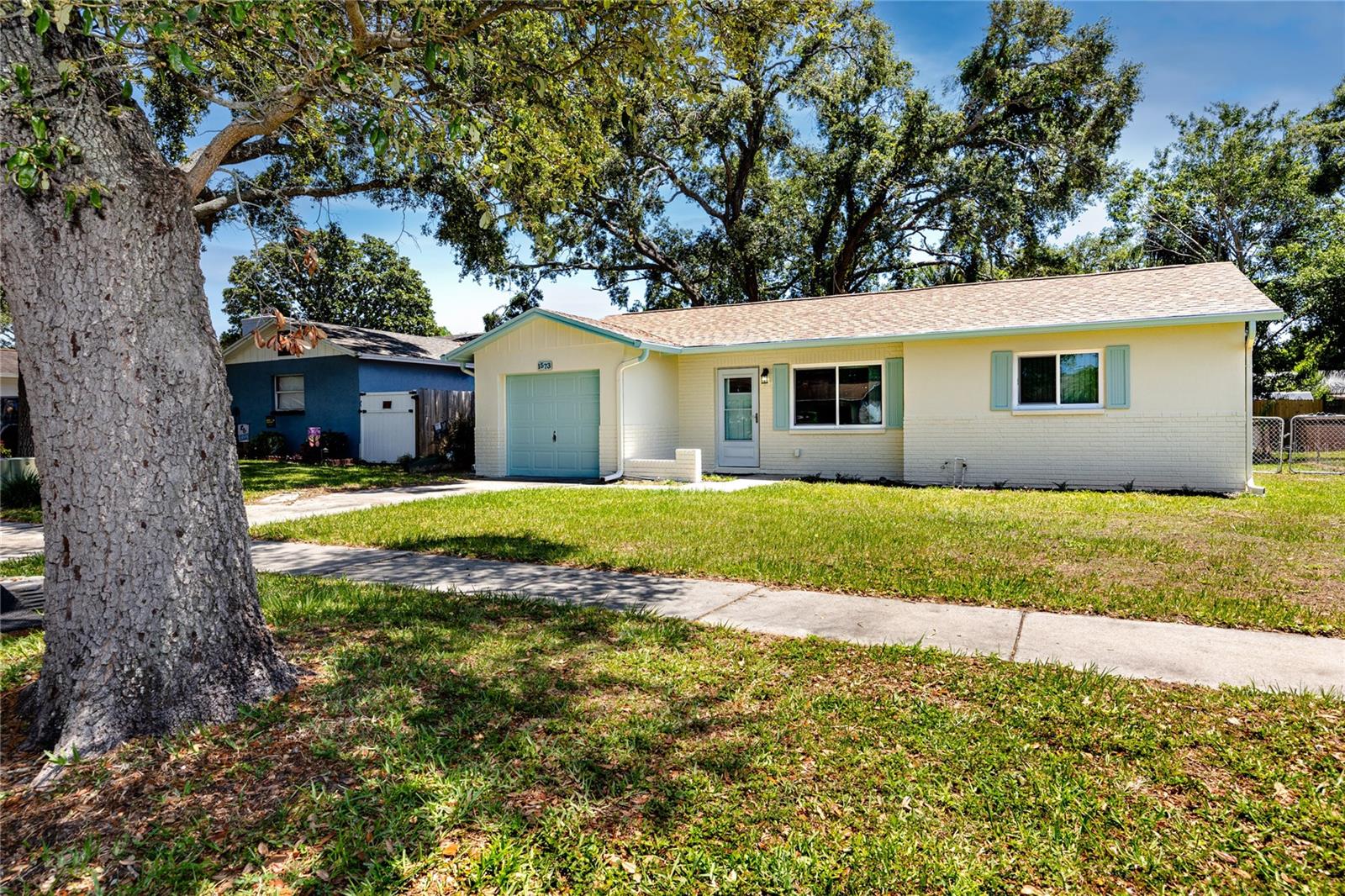 Front 1573 Cumberland Ln, Clearwater, FL 33755
