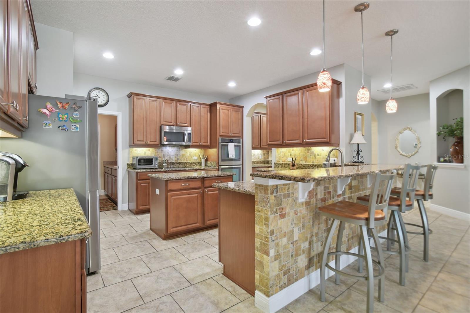 Kitchen w/Breakfast Bar w/tile backsplash
