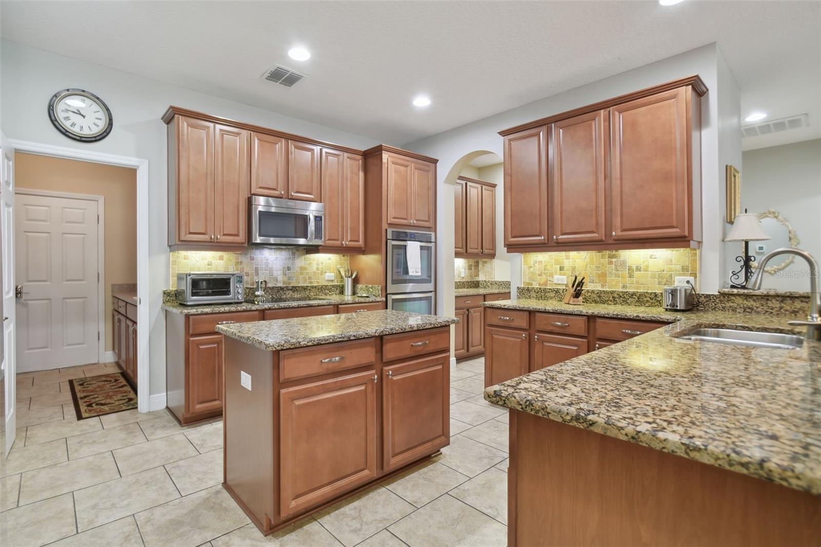 Kitchen w/Island