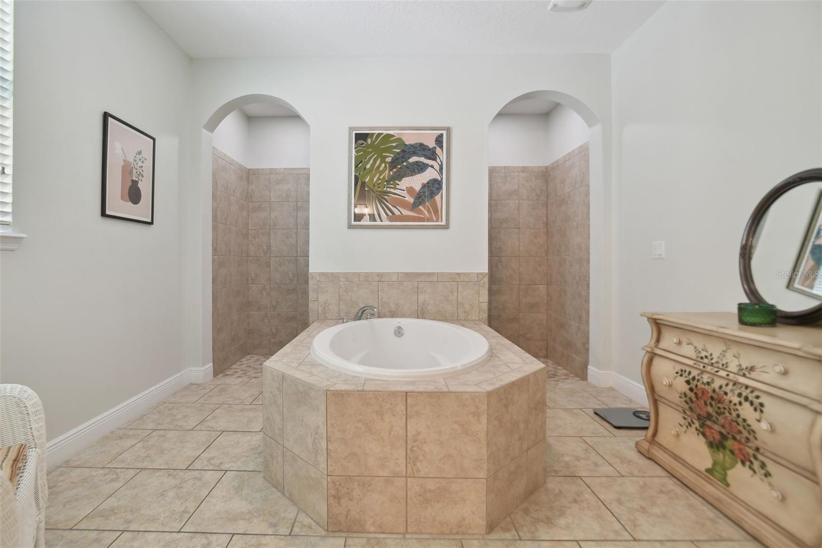Primary Bathroom w/Garden Tub