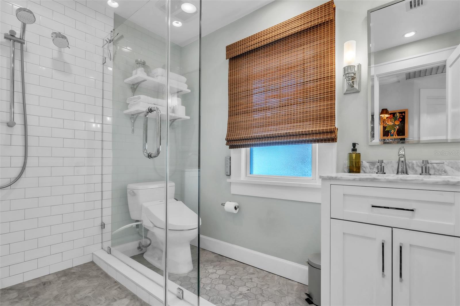 Upstairs Main House Full Bathroom