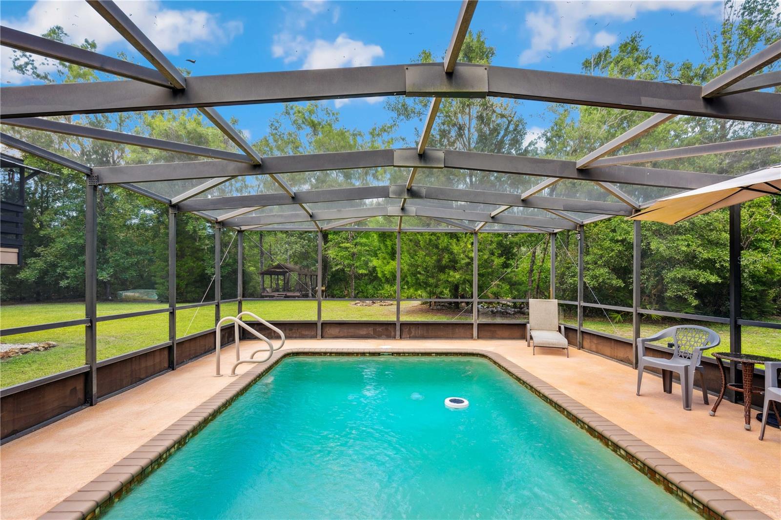 screen enclosed pool