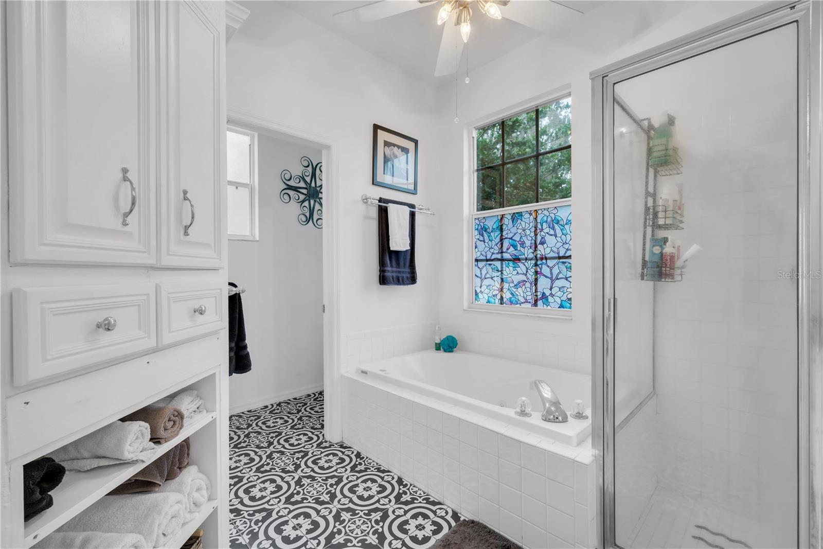 Garden tub in primary bath room