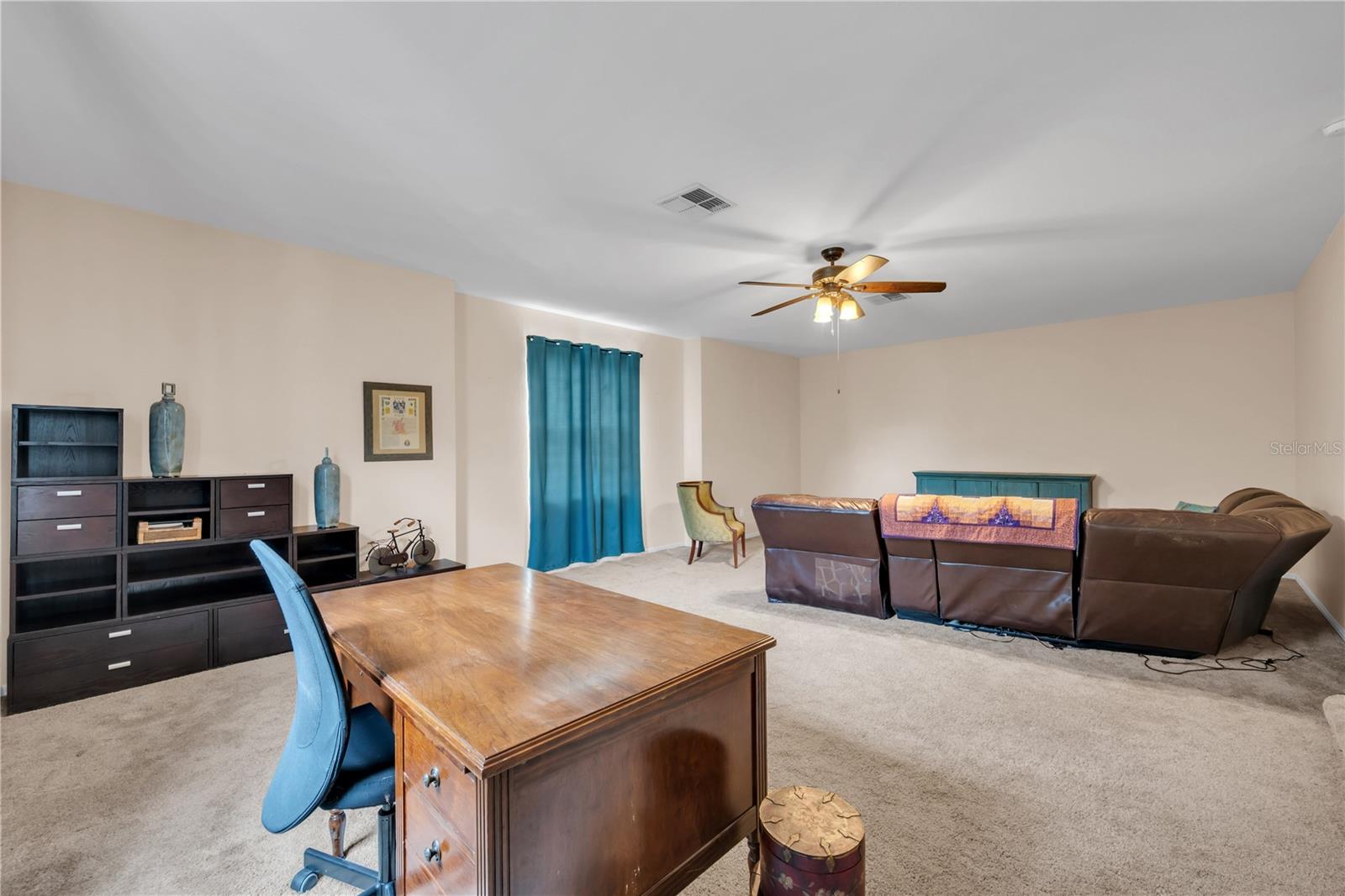 Huge bonus room upstairs.