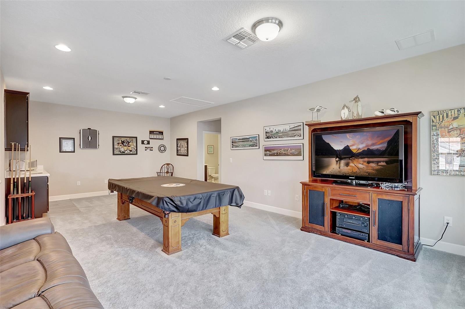 Upstairs Spacious Loft with Wetbar