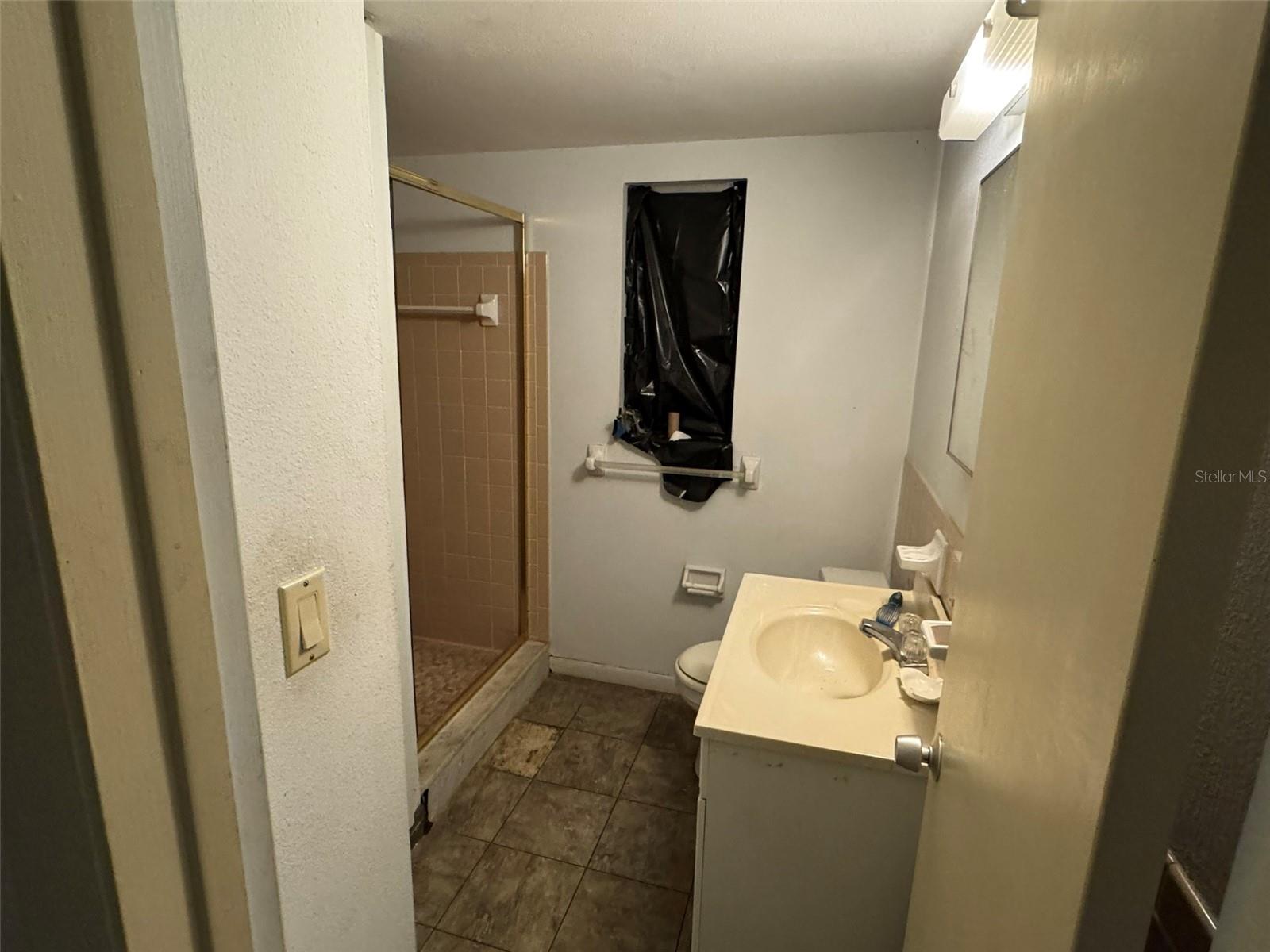 ground floor full bath with shower