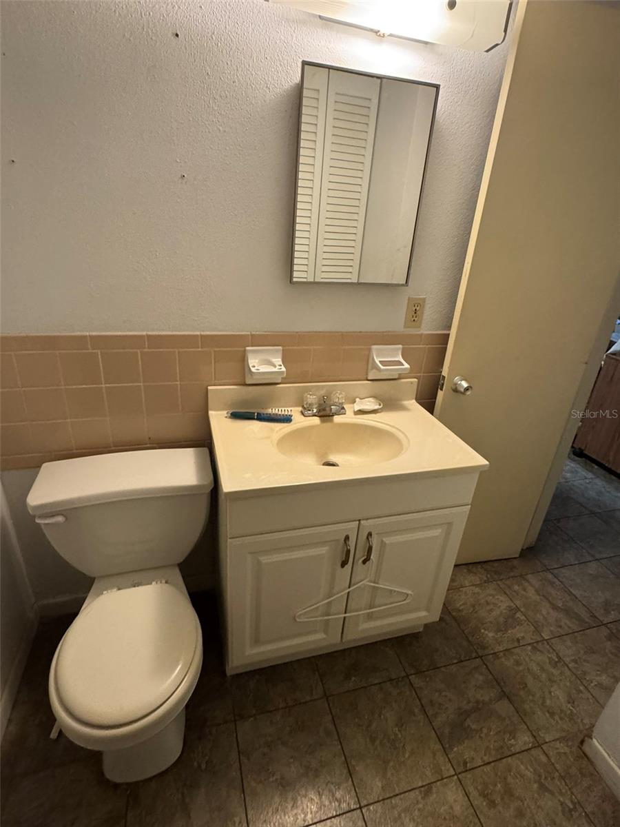 ground floor full bath with shower