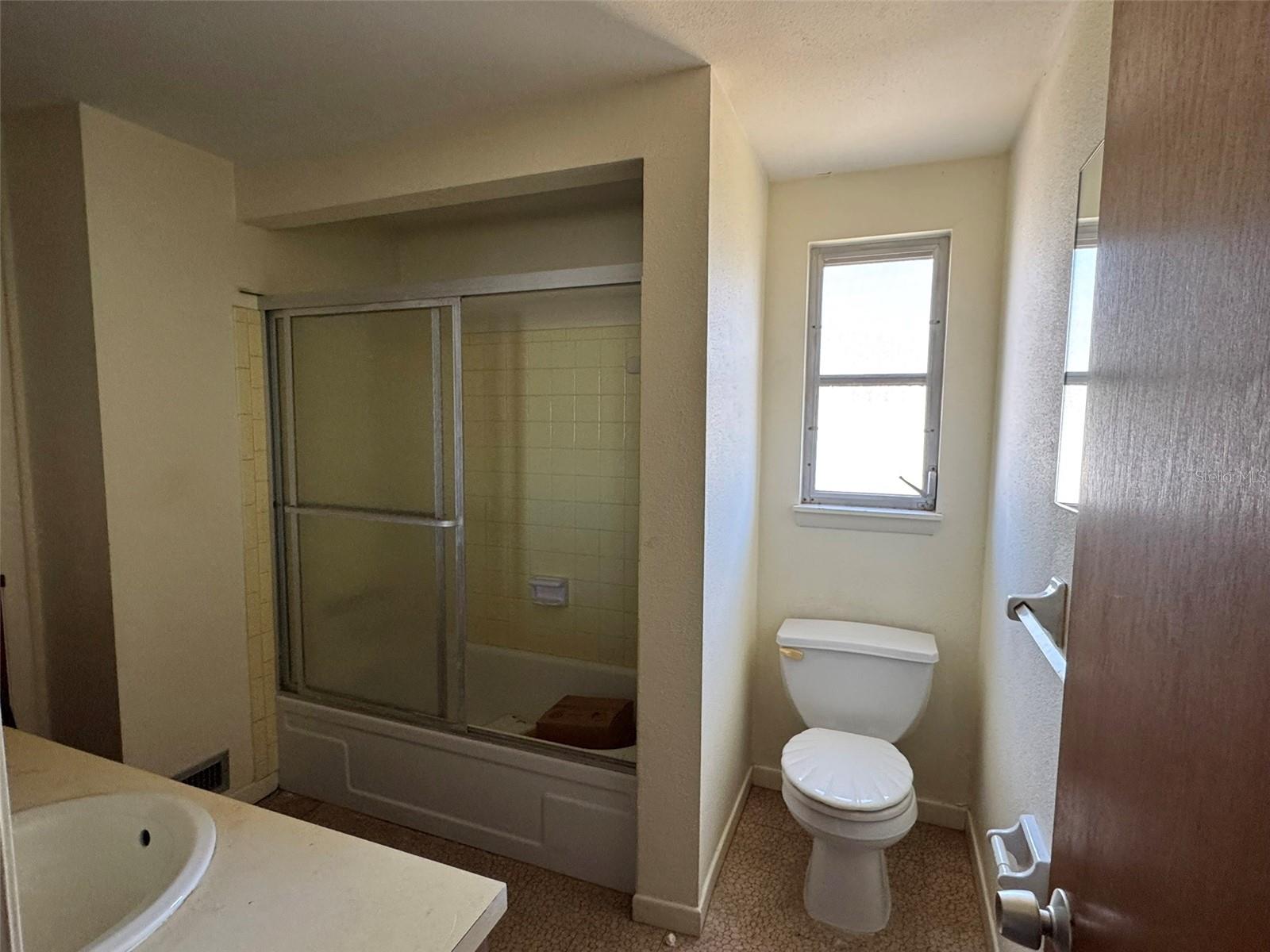 upstairs bath with tub