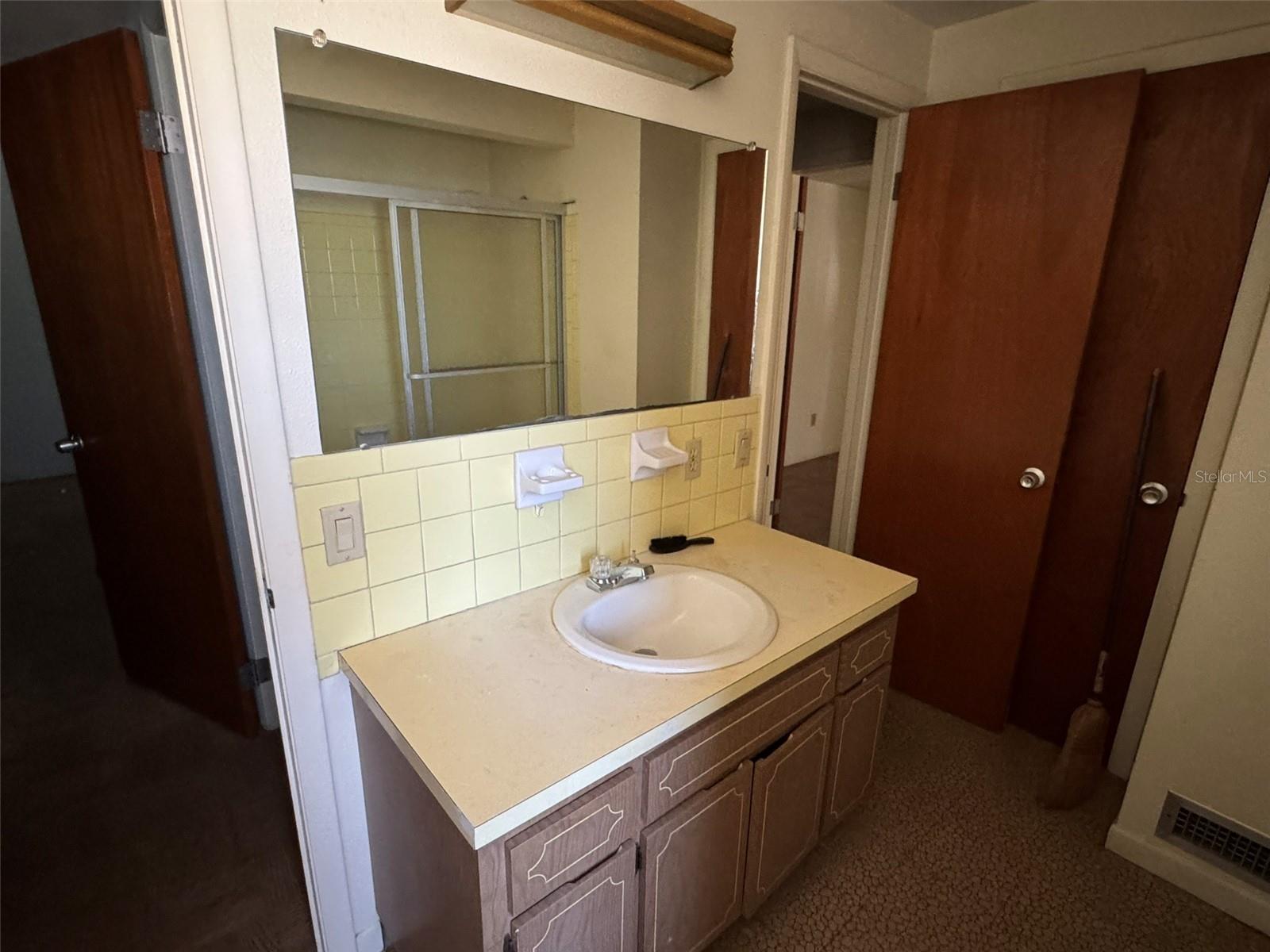 upstairs bath with tub