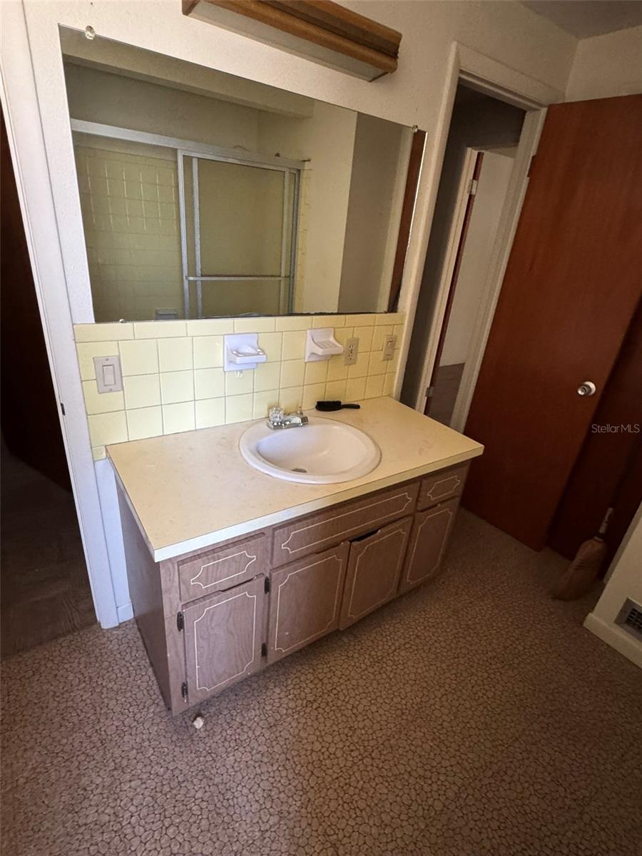 upstairs bath with tub