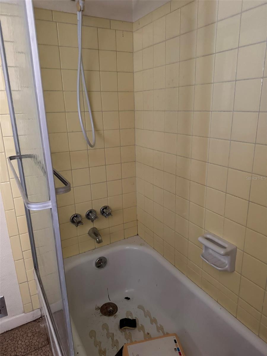 upstairs bath with tub