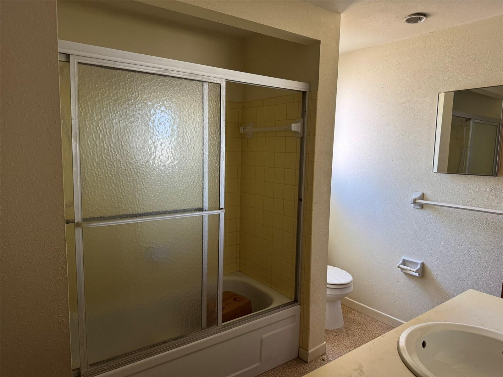 upstairs bath with tub