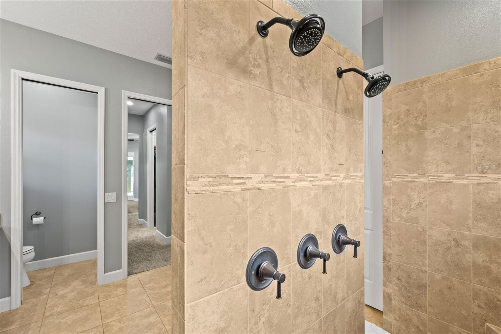 Shower with double entrance