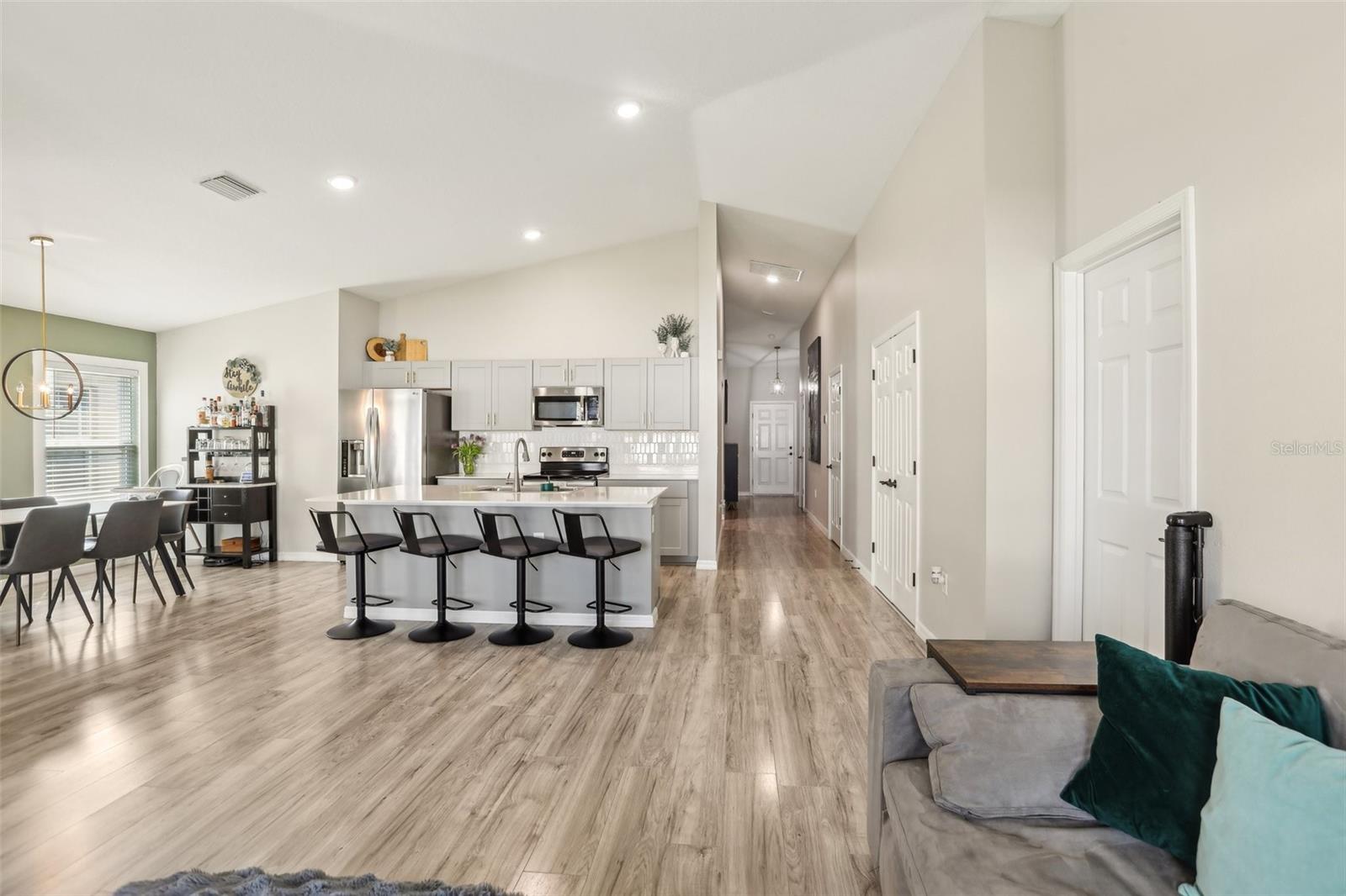 Kitchen & Dining