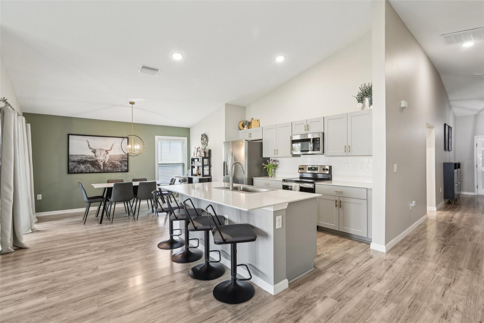 Kitchen & Dining