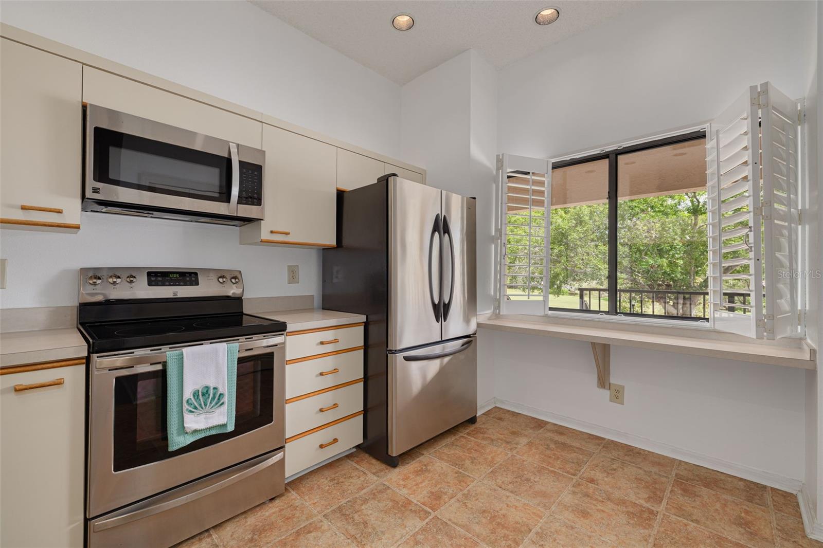 Newer stainless appliances in the kitchen!