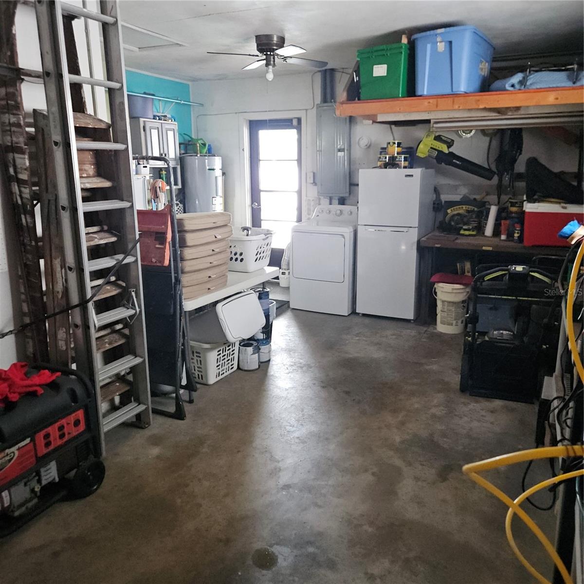 1 Car Garage - Appliances DO NOT convey.