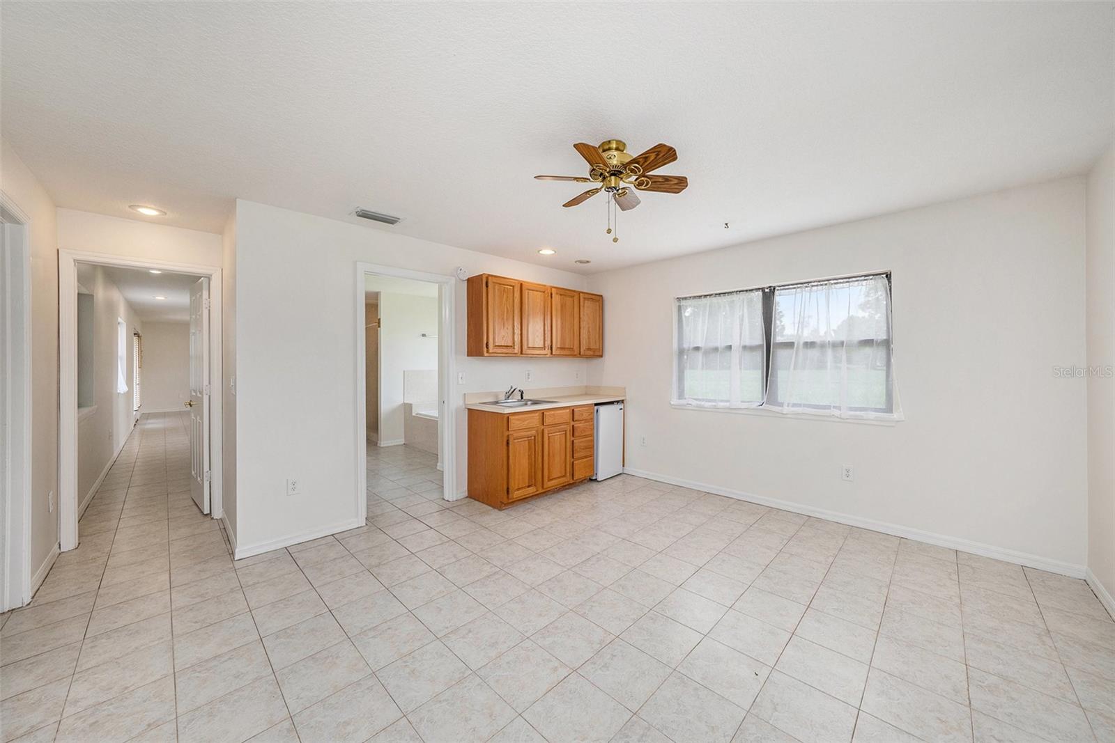 Sitting Room with Counter, running water, Frig