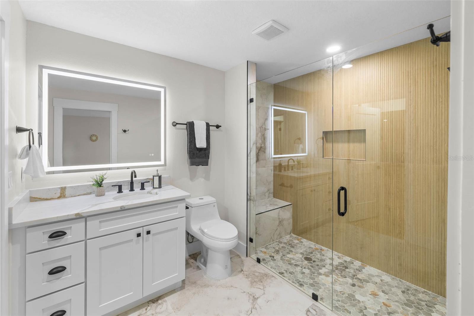 4th bathroom / pool bath