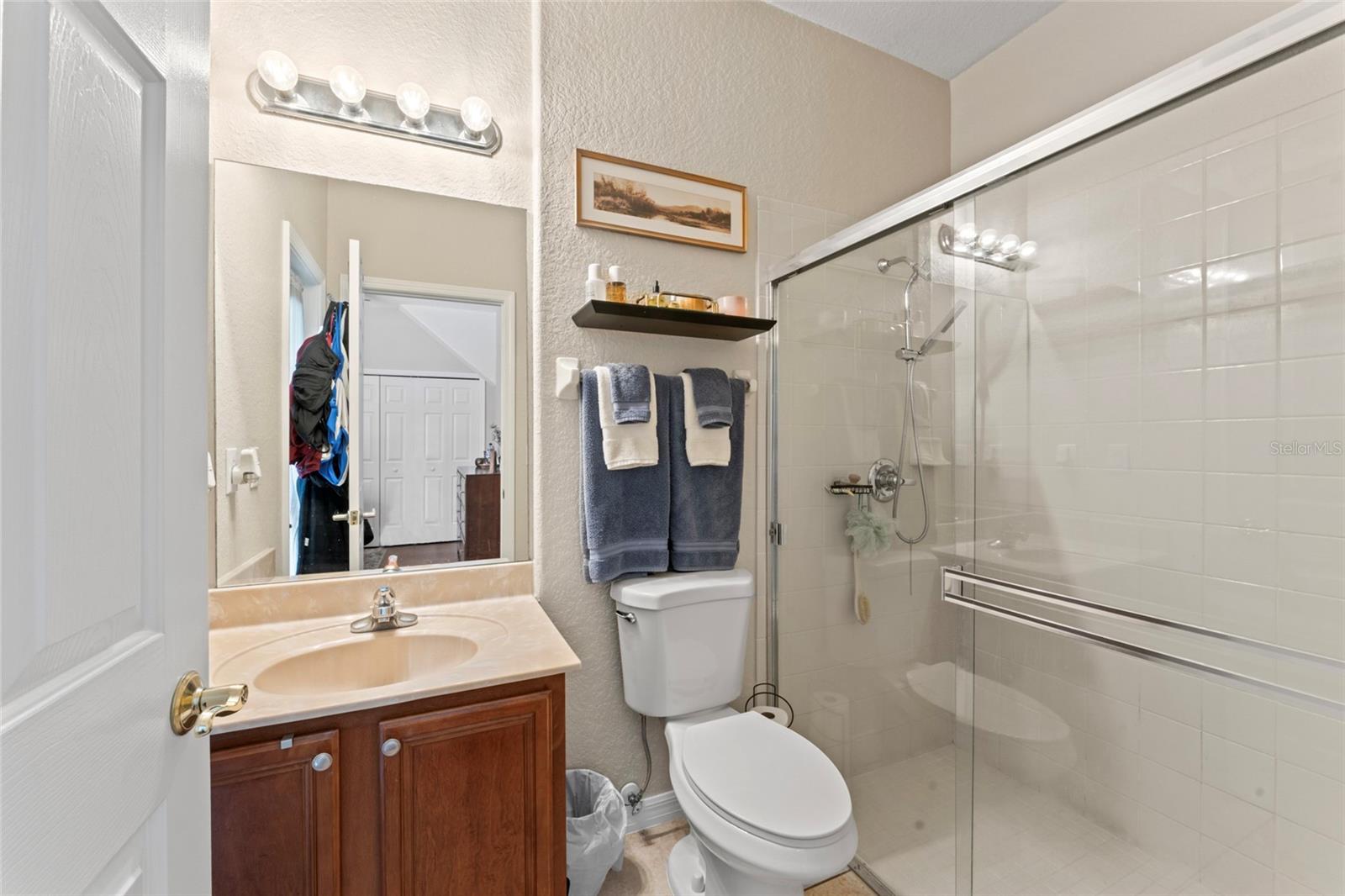 ensuite bath to bedroom 4 also provides pool bath