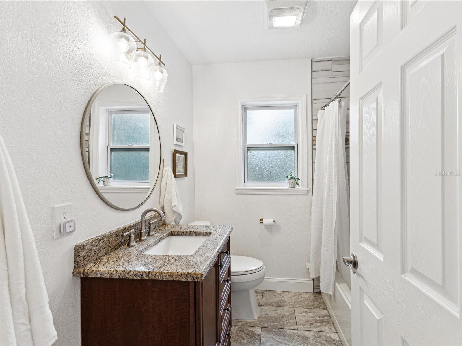 Hall bathroom with tub/shower
