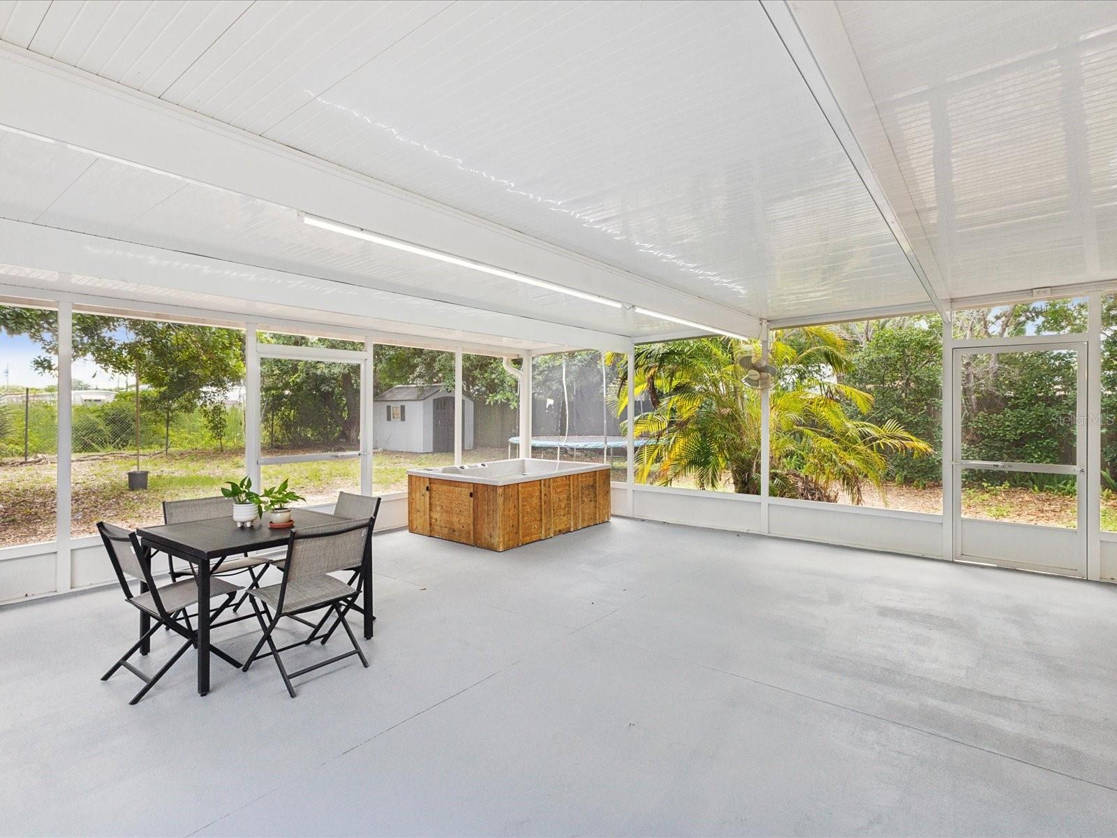 23x23 screened lanai with hot tub