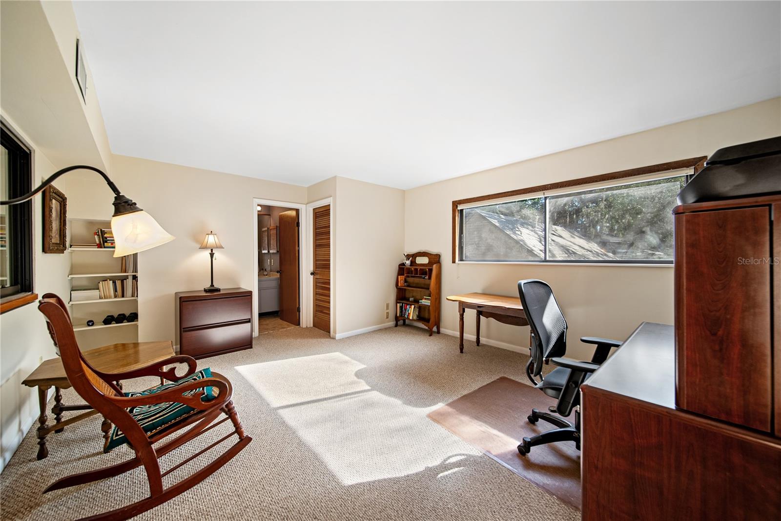 Upstairs Bedroom with Walk-in Closet and Full Bathroom