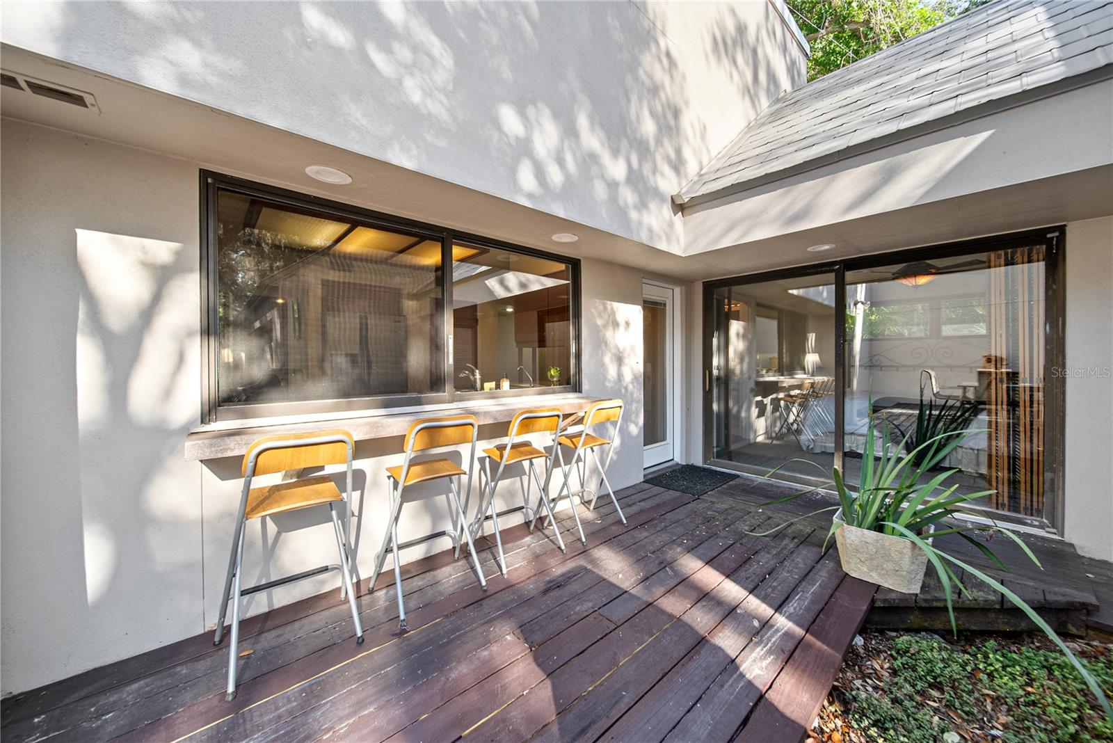 Pass through window perfect for entertaining