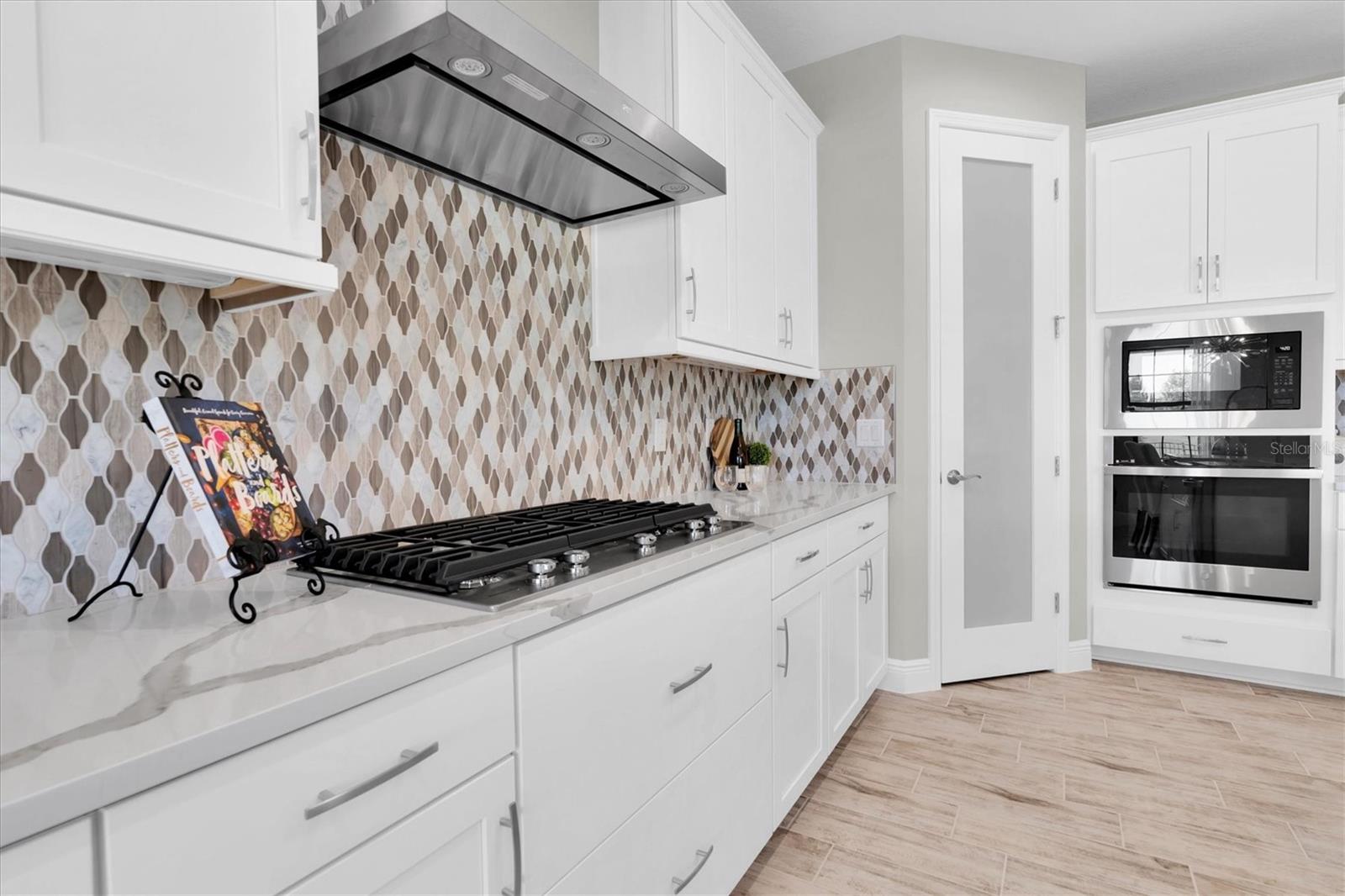 Gas cooktop and range hood