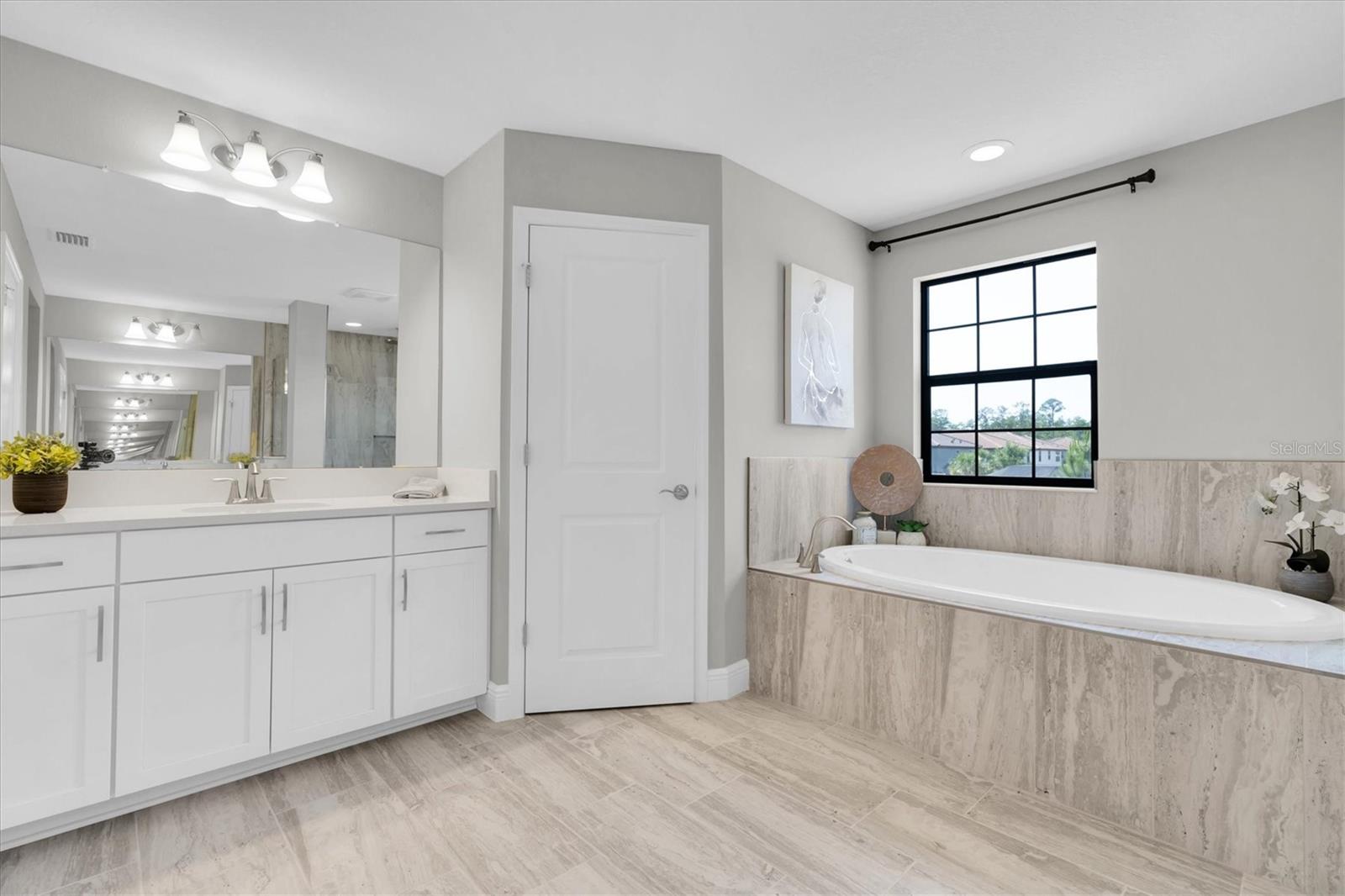 Ensuite bath with garden tub