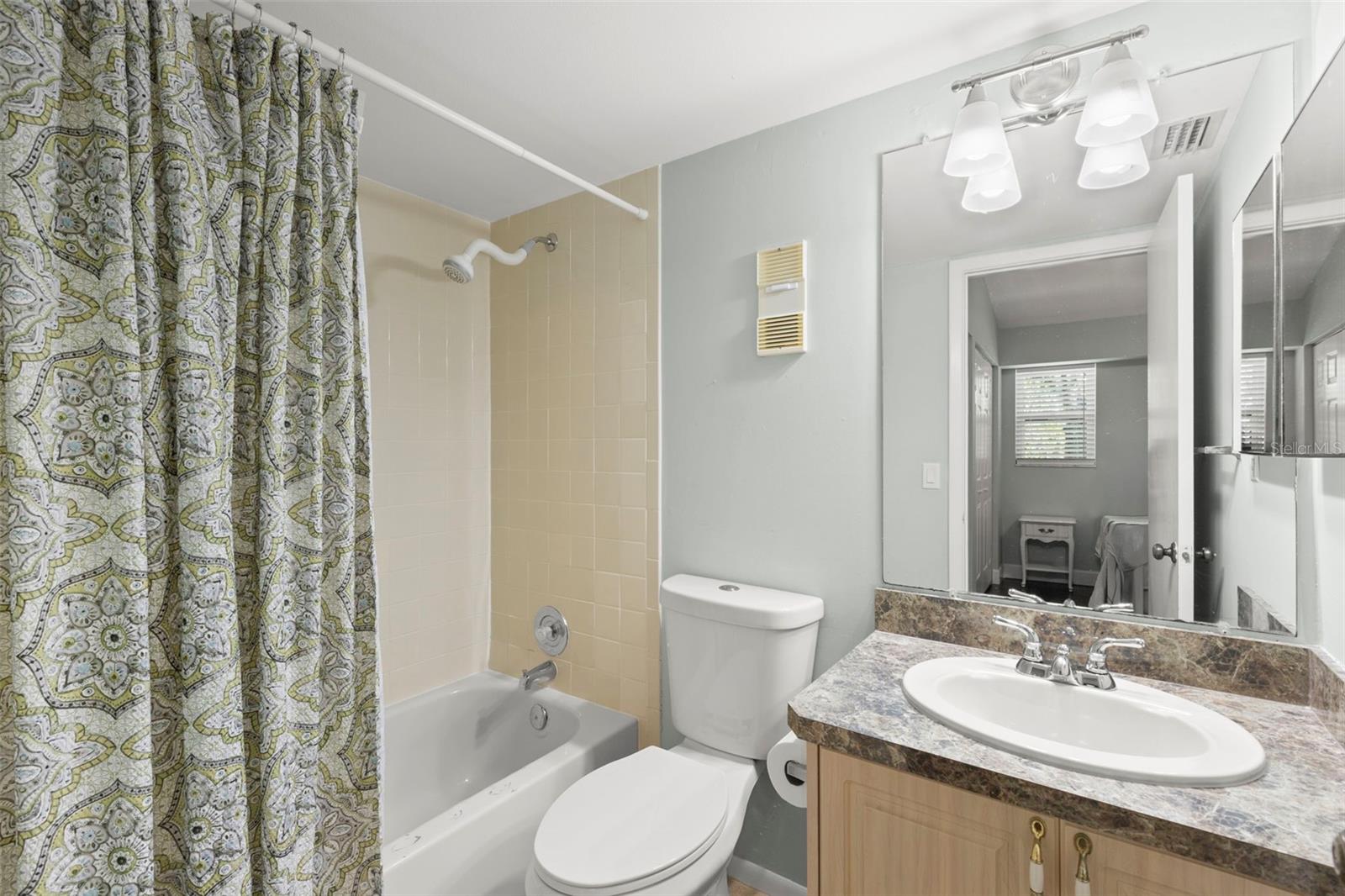 2nd full en suite guest bath with tub/shower combo