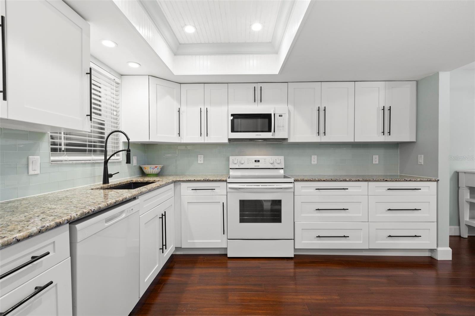 Upgraded kitchen with deep soft-close drawers