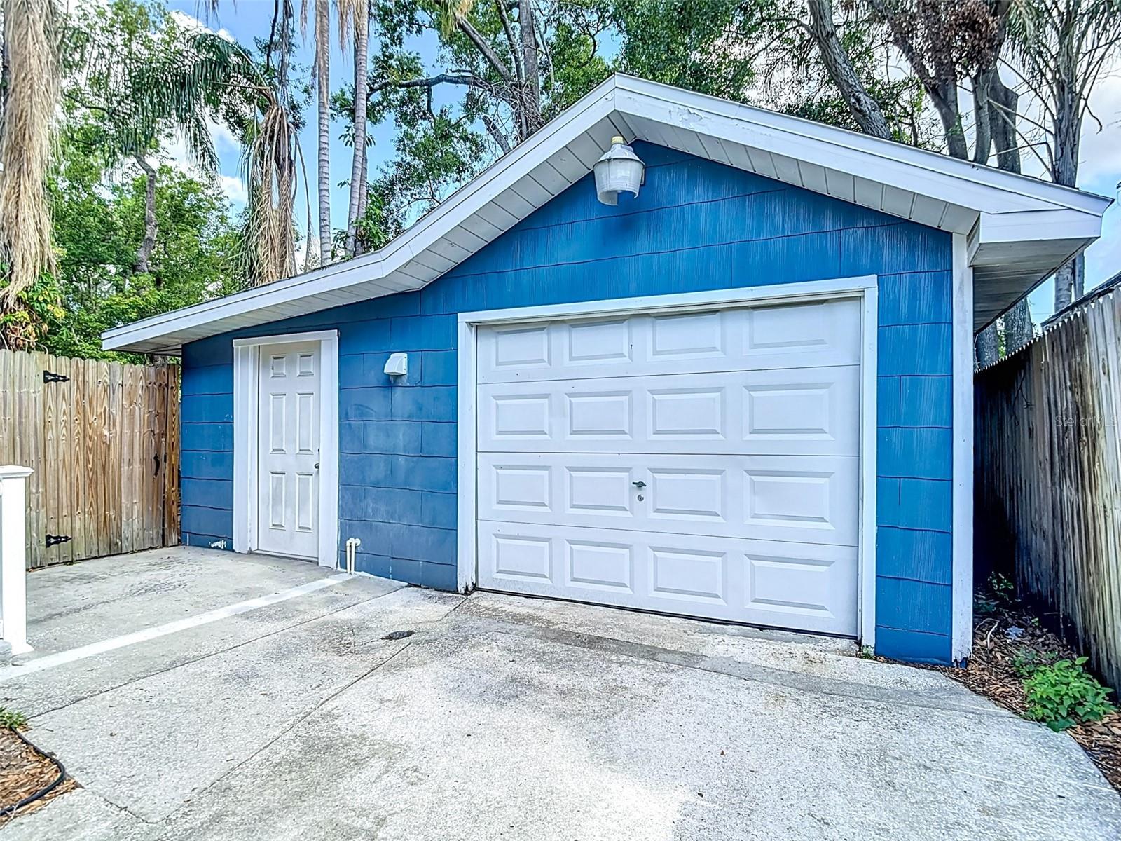 Detached garage/laundry