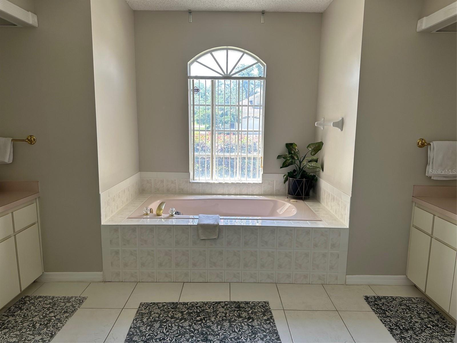 Sink vanitiesat each end of tub