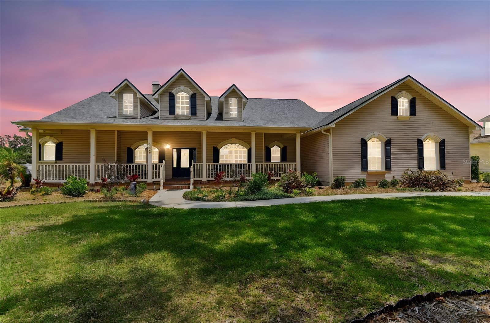 Front exterior view of 2202 Colewood Ln in Dover, Florida – with well maintained landscaping.