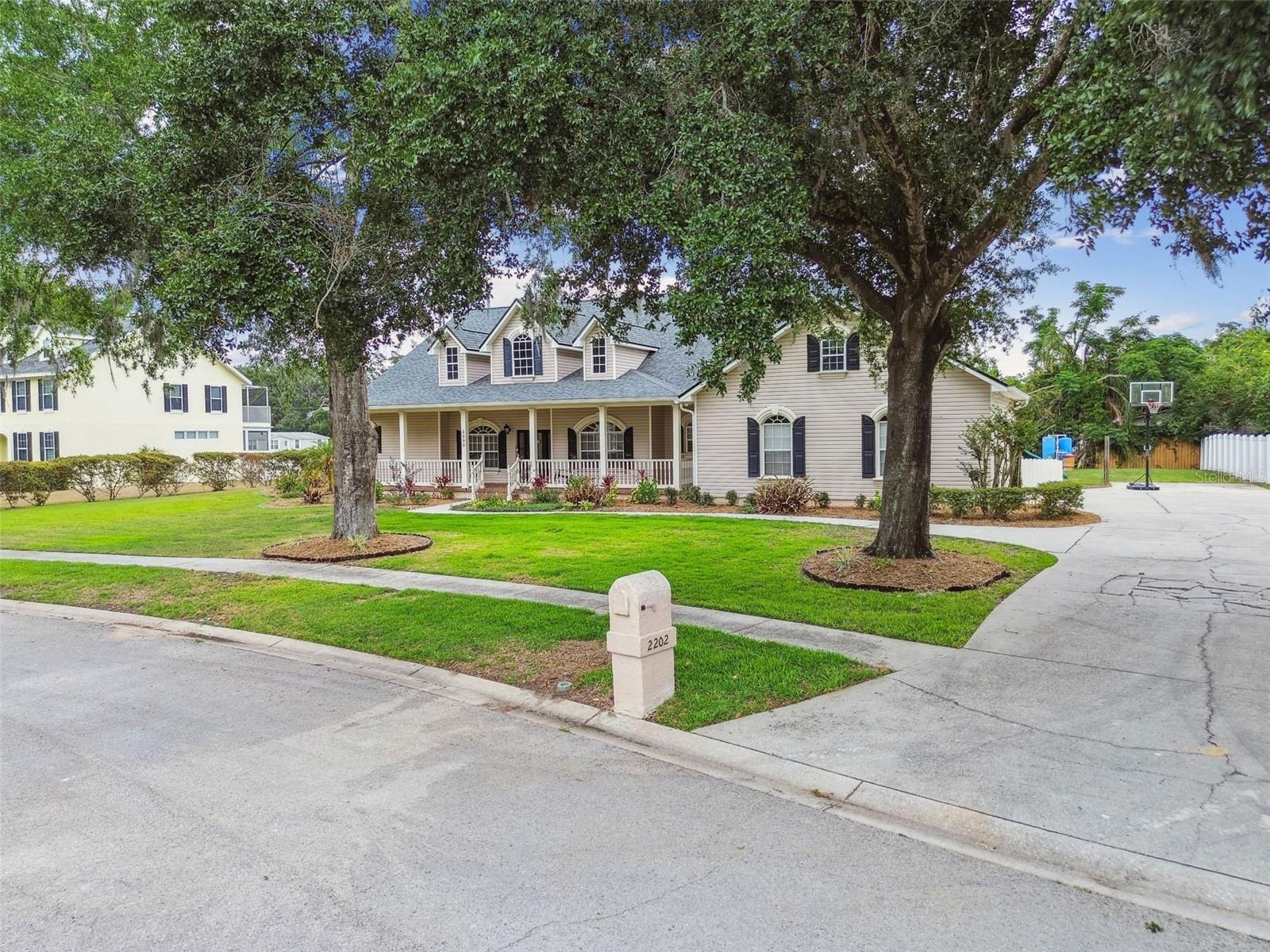 Front exterior view of 2202 Colewood Ln in Dover, Florida – with well maintained landscaping.